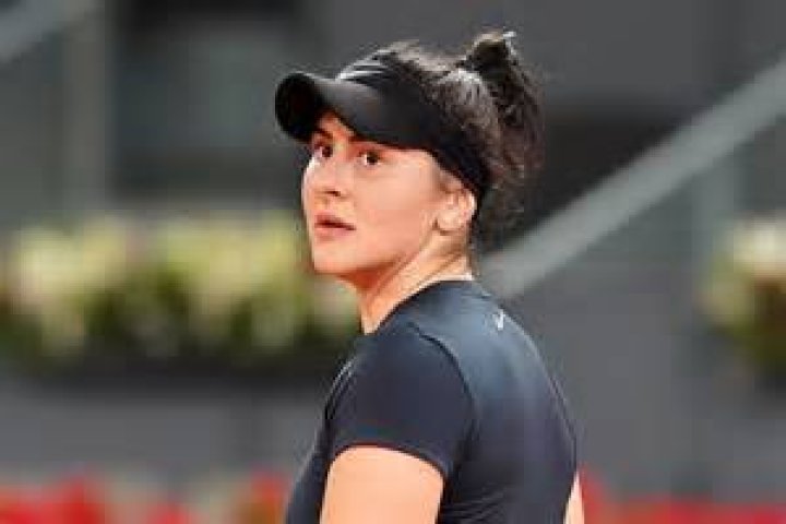 Bianca Andreescu poses with a trophy