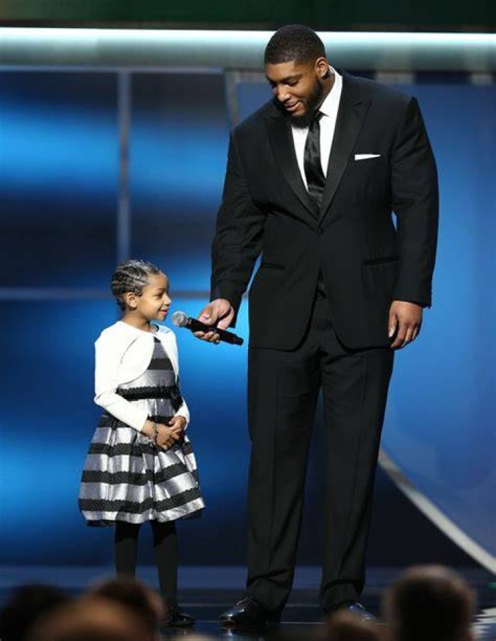 Devon Still Hands The Mic To Little Leah