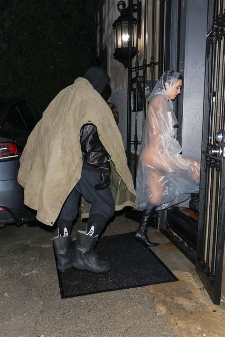 Los Angeles, CA - *EXCLUSIVE* - Actress Sophia Bush gets dropped off at a medical building this morning in Beverly Hills by a hunky mystery man. The unknown guy came back to pick up Sophia to then head to Malibu to pick up groceries and head back to his place to looks like a cooking date as Sophia loves to cook. Sophia and the unknown man looked very comfortable with each other, perhaps a new love interest for Sophia. Pictured: Sophia Bush BACKGRID USA 14 MAY 2020 BYLINE MUST READ: W Blanco / BACKGRID USA: +1 310 798 9111 / UK: +44 208 344 2007 / *UK Clients - Pictures Containing Children Please Pixelate Face Prior To Publication*